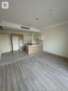 Modern 2-Bedroom Apartment in Empire Square Image 4