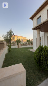 Spacious Family Home in American Village Resim 5