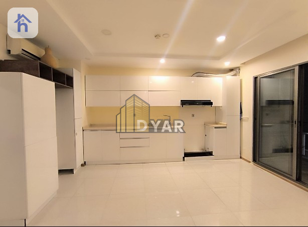 Contemporary High-rise with Three Bedrooms Image 2