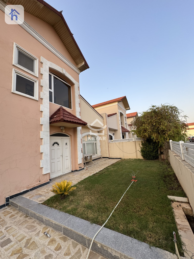 Spacious 5-Bedroom House in Italian Village 1 — 1