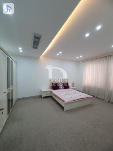 Elegant 5-Bedroom Villa Image 18