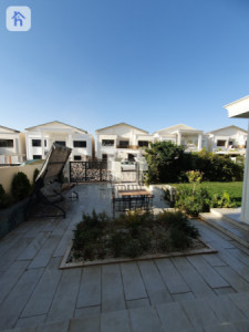 Elegant 5-Bedroom Villa Image 33