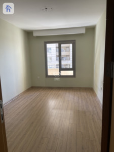 Modern Apartment with 4 Bedrooms Image 8