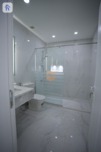 Modern 5-bedroom house for rent image 13