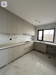 Spacious House with 5 bedrooms image 12