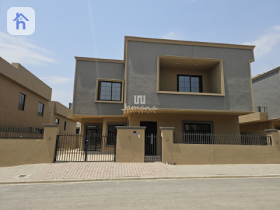 Modern Home With 5 Bedrooms image 2