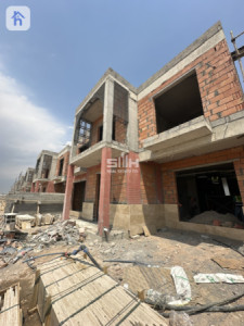 خانوویەکی گەورە بە ٥ ژووری نوستن image 2
