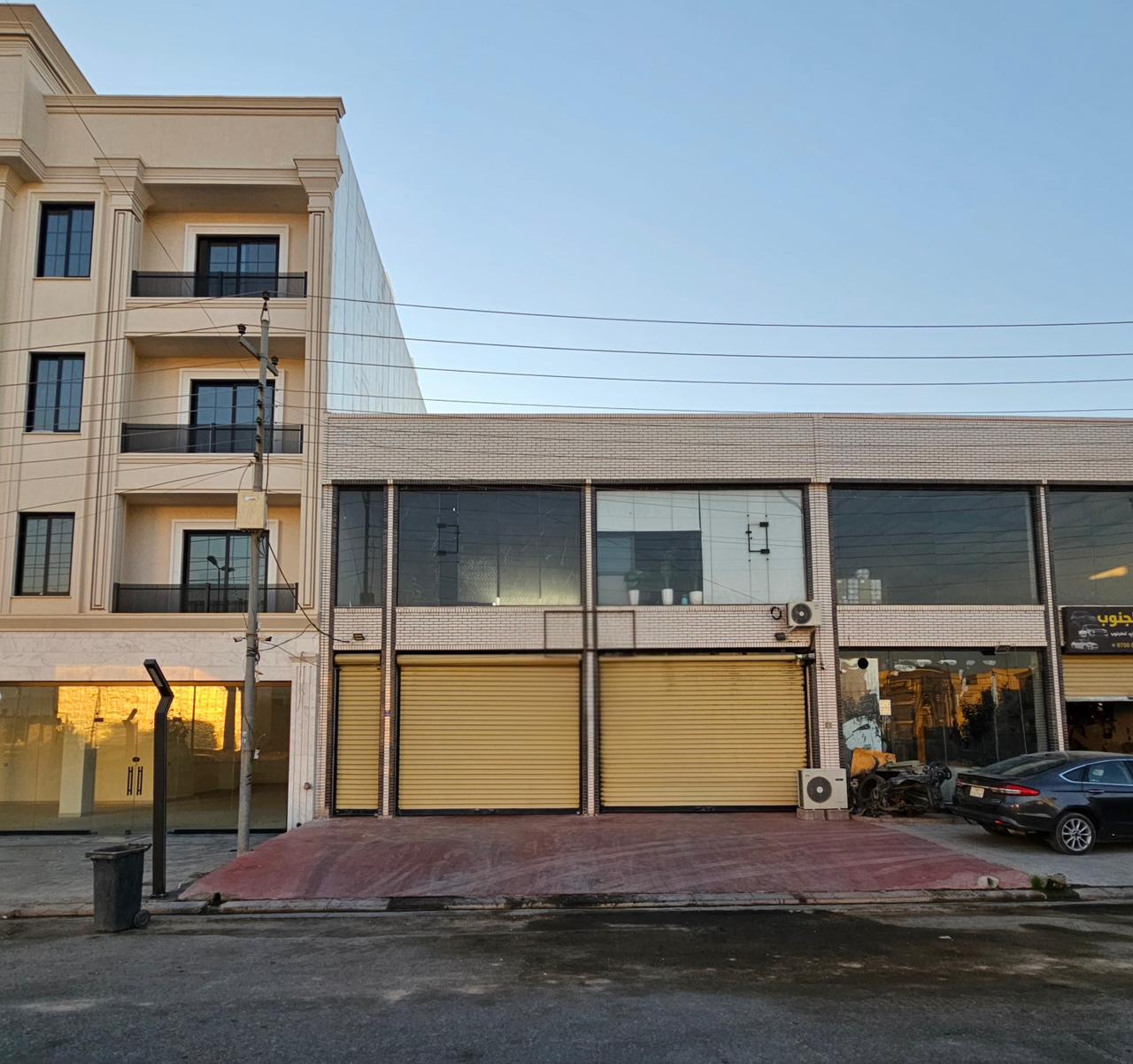 مبنى تجاري بطابقين