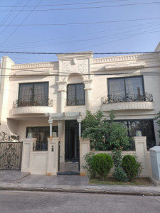 Spacious House with 5 Bedrooms image 1