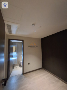 Elegant 3-Bedroom Apartment image 5