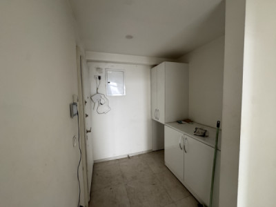 Modern Apartment with Spacious Living Area Image 6