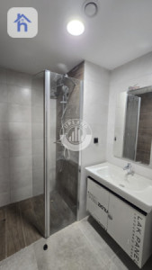 شوقەیەکی مۆدێرن یەک ژووری نوستن لە ڕامی تاوەر وێنە 10