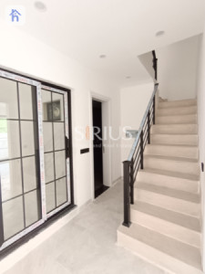 Spacious Family Home with Multiple Rooms Resim 8