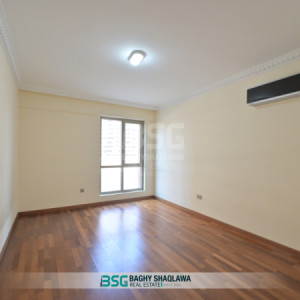 Modern 5-Bedroom Apartment Image 9