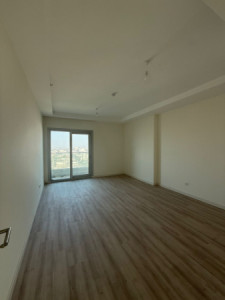 شوقەیەکی فراوان لە ئیمپایەر سکوێر image 2