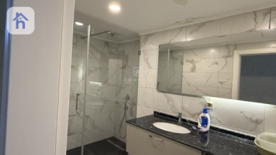 Modern Apartment image 5