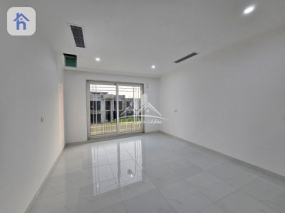 Modern Home with 5 Bedrooms Image 15