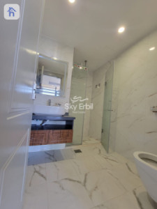 شوقەیەکی دوو ژووری نوستن لەگەڵ دیمەنی شار وێنە 9