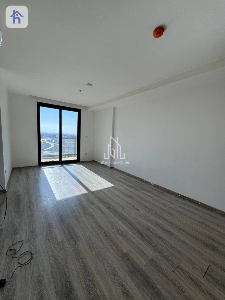 شوقەیەکی مۆدێرن دوو ژووری نوستن بە دیمەنێکی نایاب