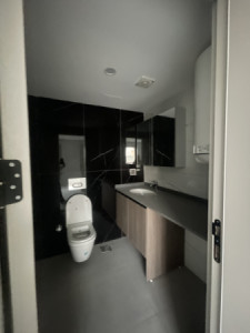 Modern One-Bedroom Apartment Image 9