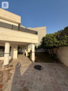 Spacious House with 6 Bedrooms Image 3