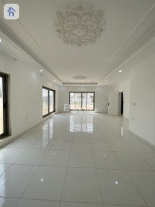 Modern Home with 5 Bedrooms Image 9