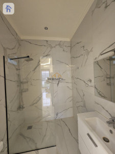 Modern 5-Bedroom House for Rent Image 10