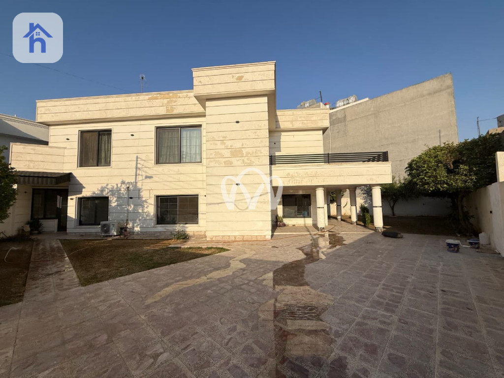 Spacious House with 6 Bedrooms Image 2