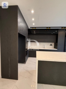 Luxurious Villa with 6 Bedrooms Image 8