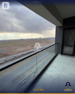 Modern 3-Bedroom Apartment image 8