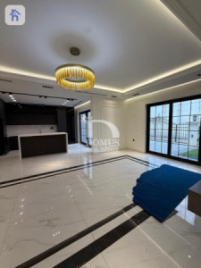Luxurious Villa with 6 Bedrooms Image 12