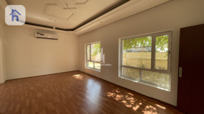 Spacious house in Italian Village 1 Image 6