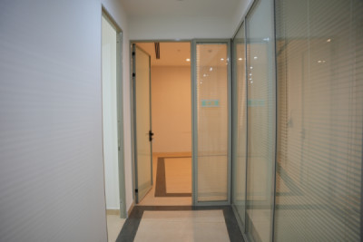 Modern office in prime location image 10