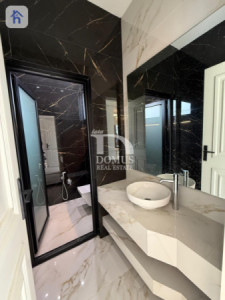 Luxurious Villa with 6 Bedrooms Image 50