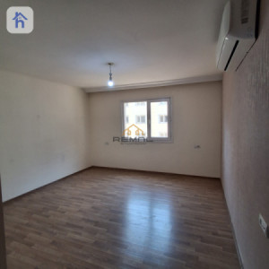 Cozy 3-Bedroom Apartment image 4