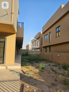 Modern house with 4 bedrooms image 4
