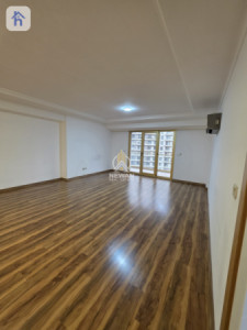 Spacious Apartment in Roya Tower image 2