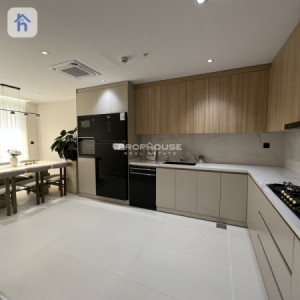 Stylish and Contemporary Apartment image 1