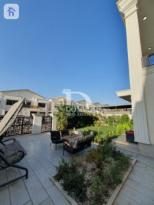 Elegant 5-Bedroom Villa Image 30