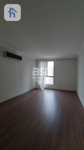 Spacious 6 Bedroom Apartment image 2