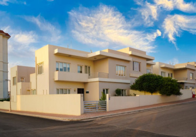 Elegant 3-Bedroom House with Spacious Hall Image 3