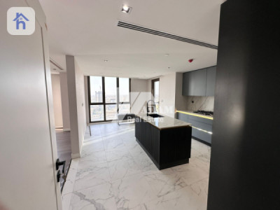 Elegant 4-Bedroom Apartment with Balcony Image 11