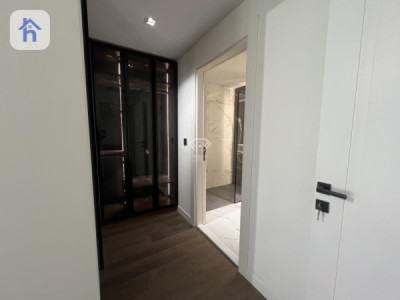 Modern Apartment in Prime Location Image 9