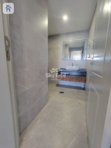 شوقەیەکی دوو ژووری نوستن لەگەڵ دیمەنی شار وێنە 7