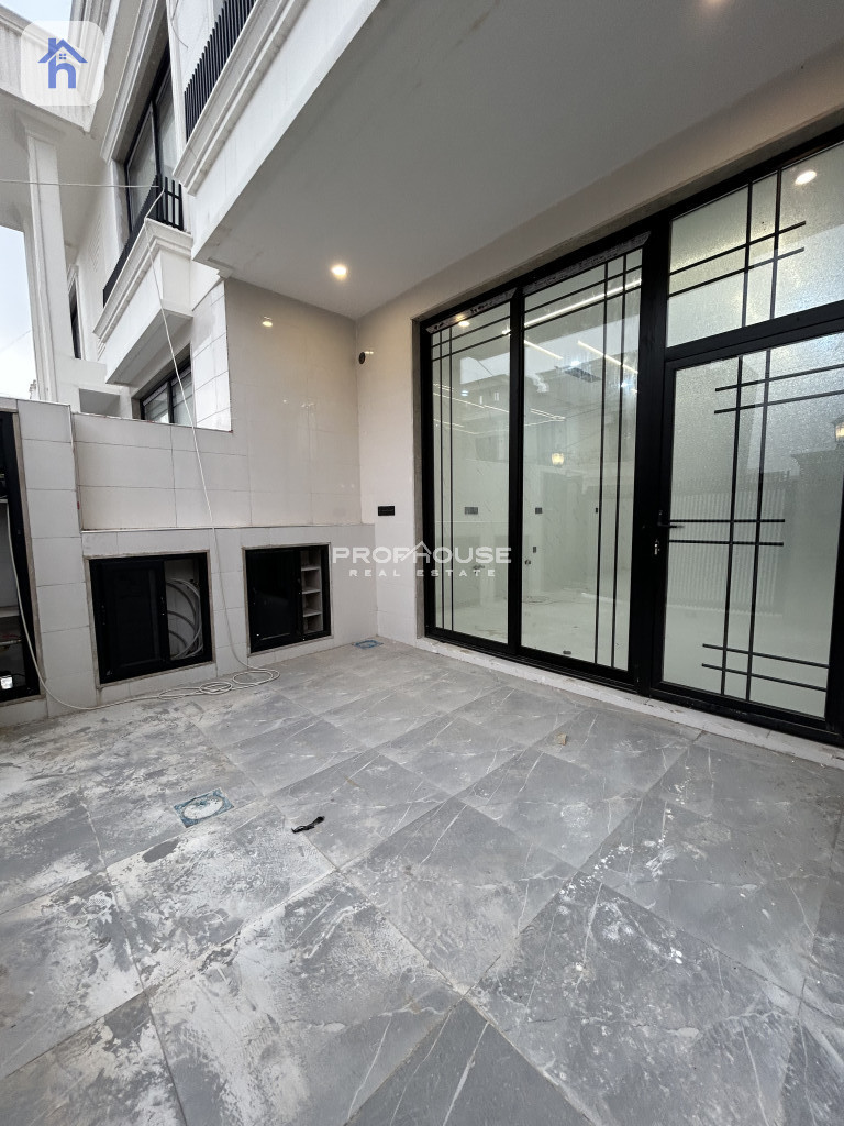 Modern Home with 4 Bedrooms Image 2