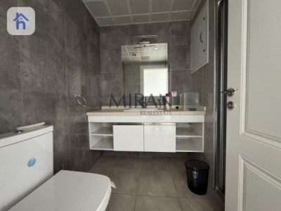 Modern Apartment with Spacious Living Area Image 8