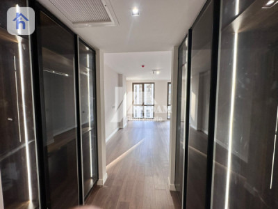 Elegant 4-Bedroom Apartment with Balcony Image 12