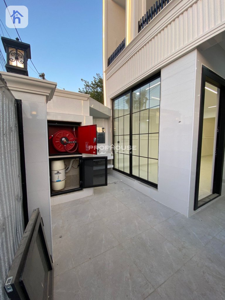 Family Home with 6 Bedrooms Image 2