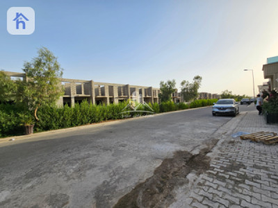 Luxurious 4-Bedroom House image 18