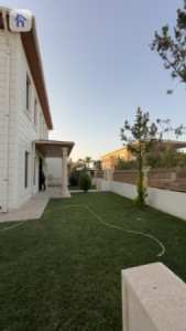 Spacious Family Home in American Village Resim 3